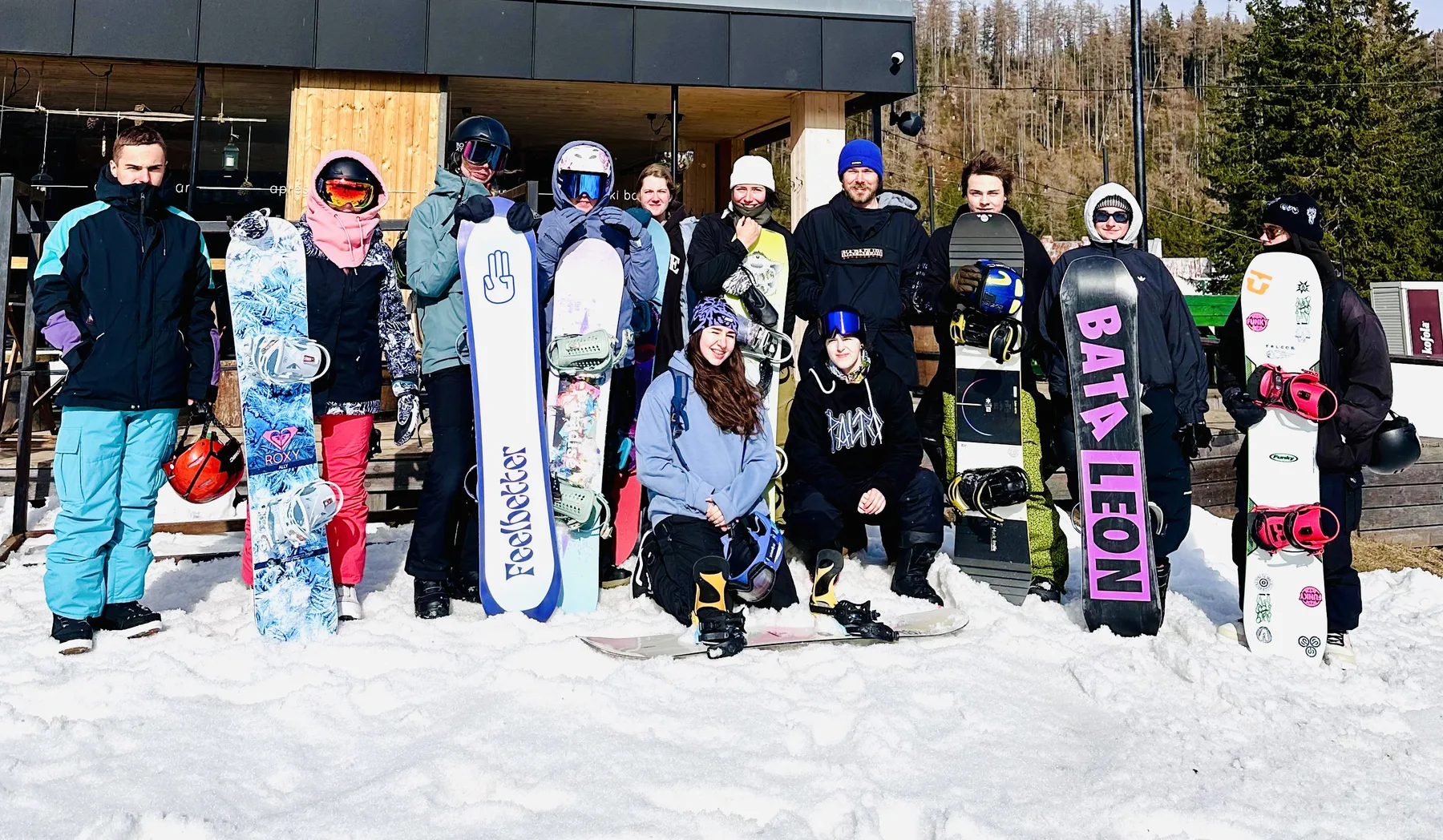 Ekipa Pow Pow Riders ze snowboardami na spotkaniu Family Meet